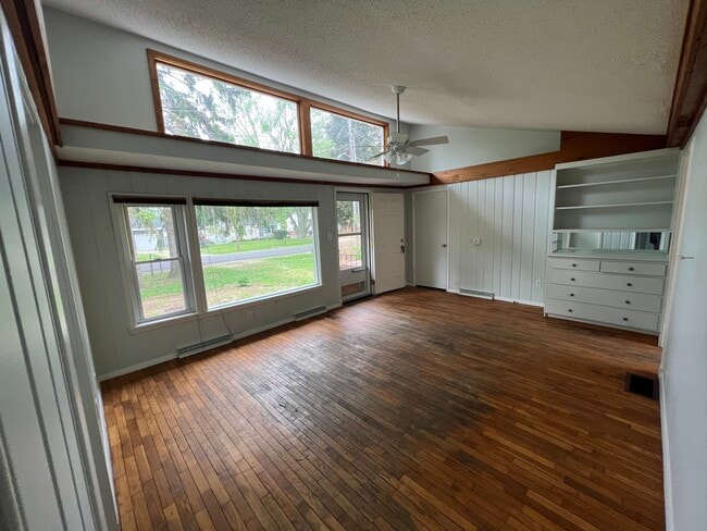 Living Room - 2602 W John St
