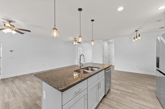 Building Photo - 531 Topeka Rd SW