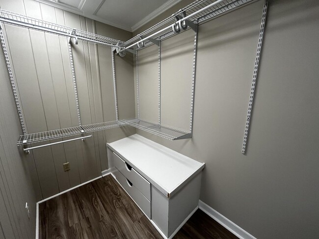 Building Photo - 101 E Lewis Rd