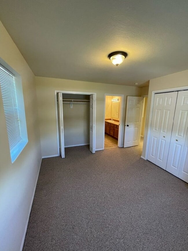 Building Photo - 2 Bedroom 1 1/2 Bathroom - Close to Campus...