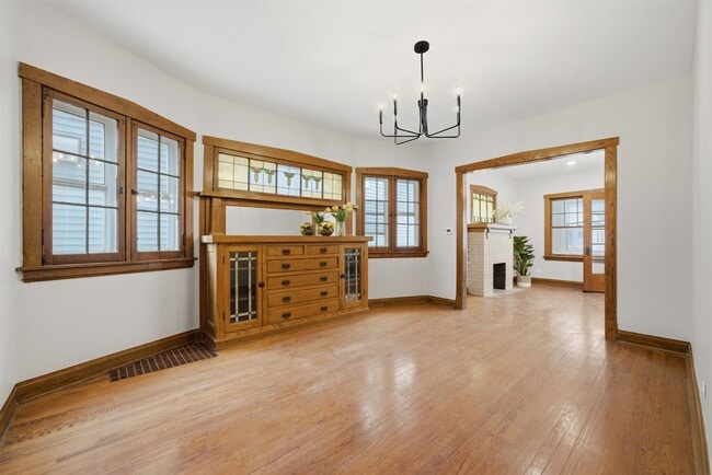 Building Photo - 4735 N Kilbourn Ave