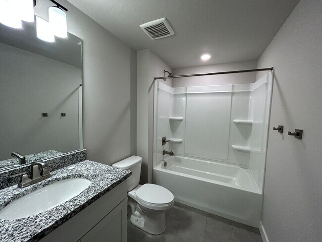 Building Photo - 4 Bedroom 3 Bathroom Townhome in Lehi!