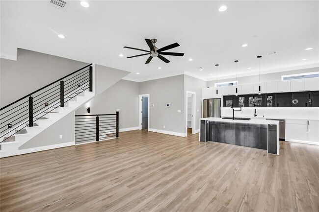 Primary Photo - 604 W 28th St