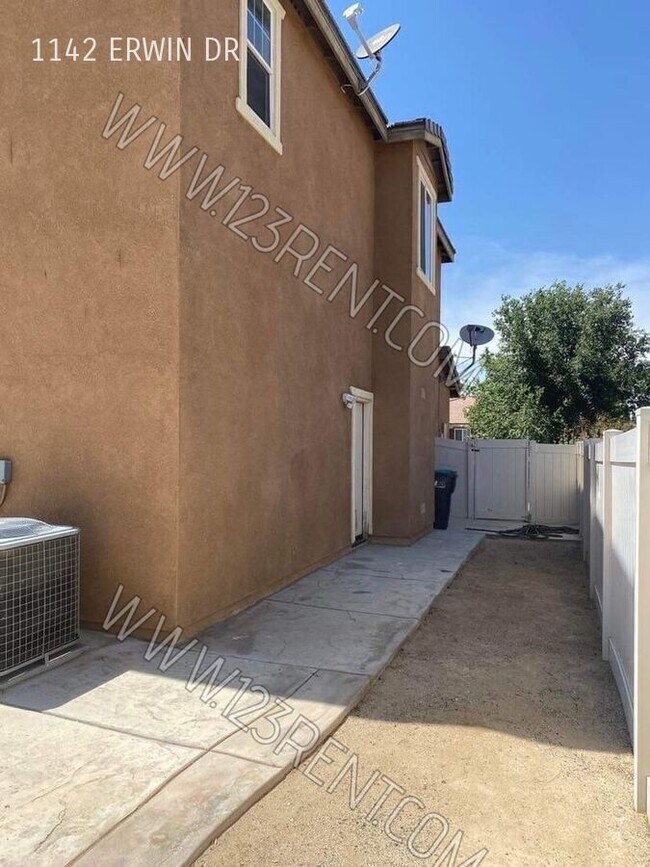 Building Photo - 1142 Erwin Dr