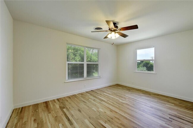 Building Photo - 4804 Menchaca Rd