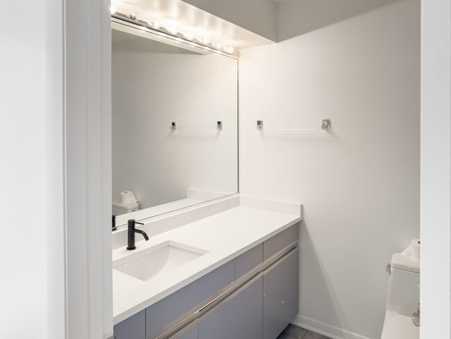 Building Photo - 3320 Lakewood Ct