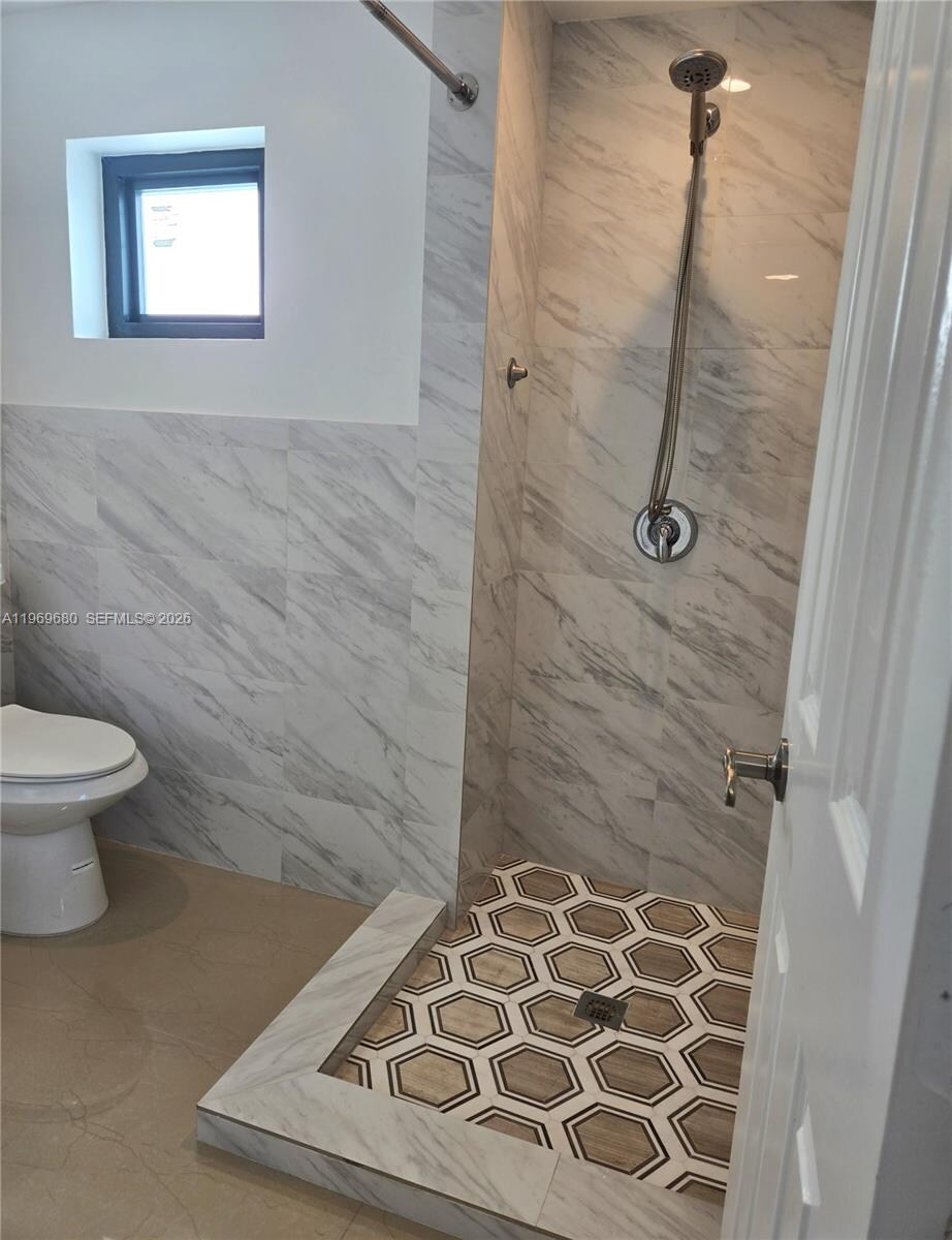 Building Photo - 323 SW 31st Ct