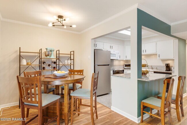 Building Photo - 211 Versailles Blvd