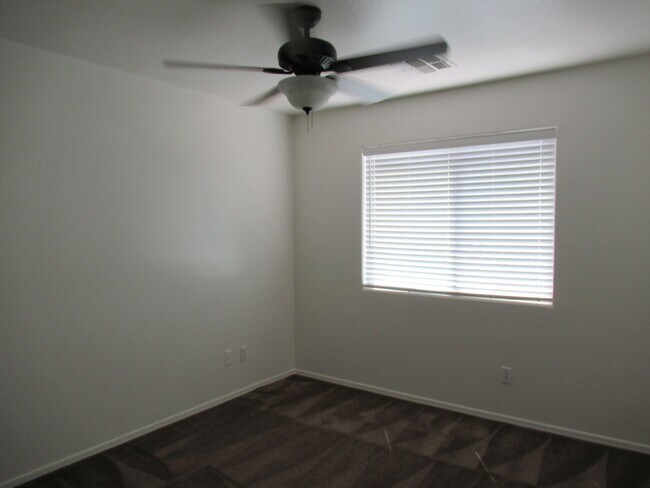 Building Photo - Spacious Home in Gated Community!