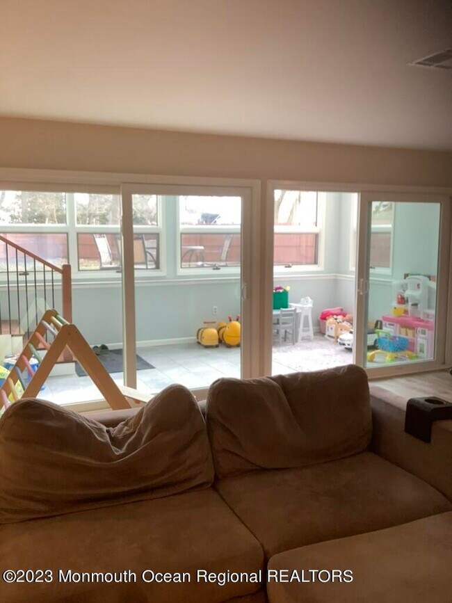 Building Photo - 13 Lawrence Dr