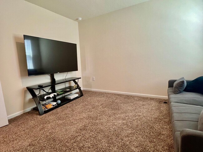 Building Photo - Available 11/1/24 Three bedroom two bath h...