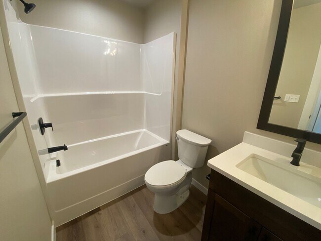 Building Photo - ~Brand New House in Oakland~