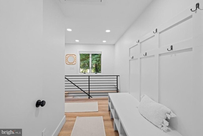 Building Photo - 5510 Beach Dr
