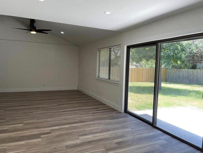 Building Photo - 909 Cripple Creek Dr