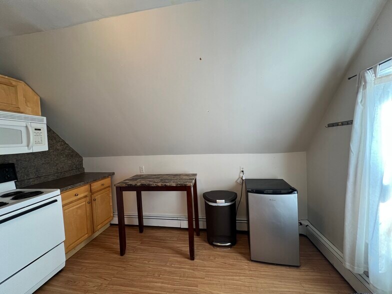 Building Photo - 45 Gardena St