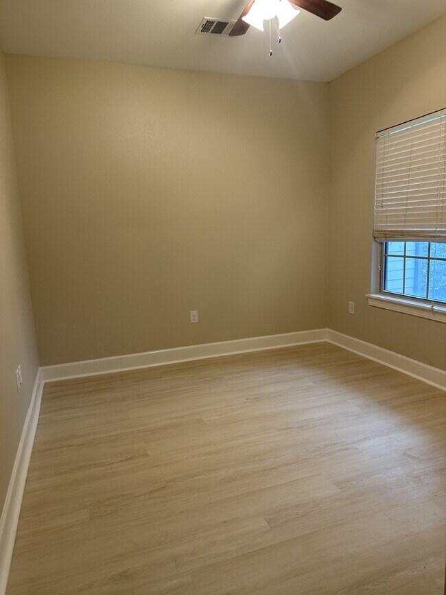 Building Photo - 1820 Jacquelyn Dr