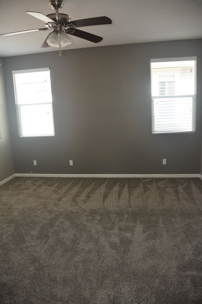 Building Photo - 321 MacArthur Way