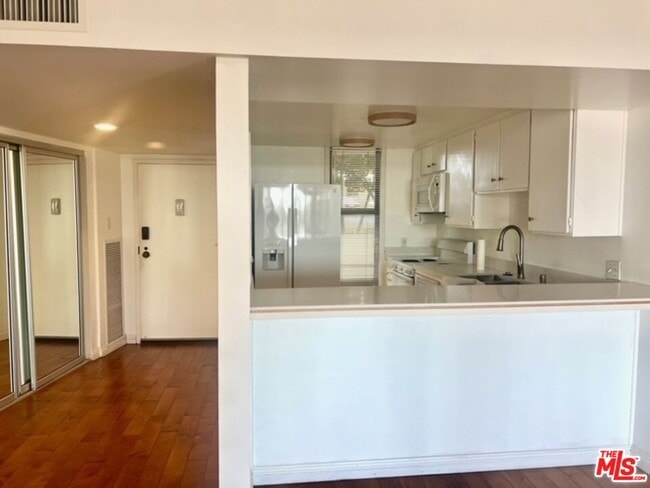 Building Photo - 4314 Marina City Dr