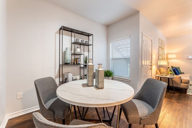Building Photo - Lakeside Living with 1 Month Free!