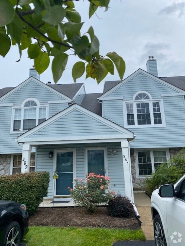 Building Photo - Two Bedroom Three Bathroom Condo in Hollan...