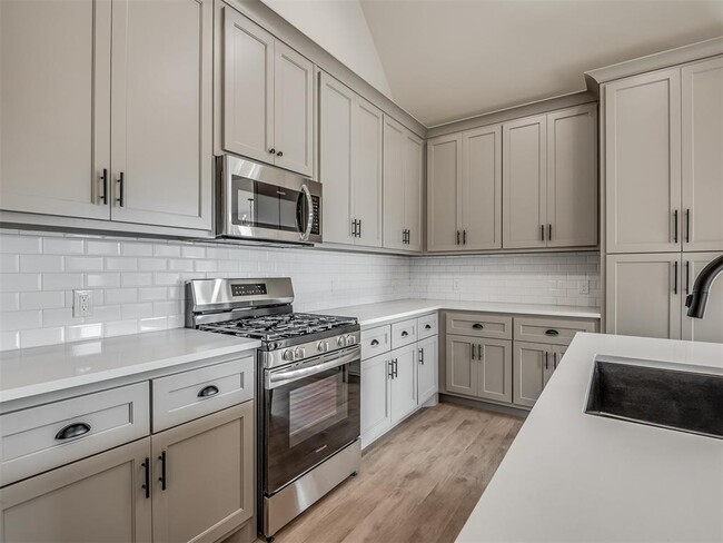 Building Photo - 924 Kyle Dr