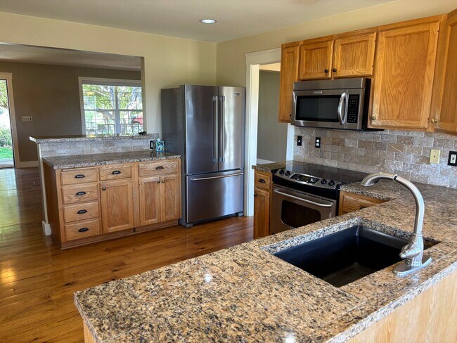 Building Photo - Great Tumalo Single Story Home with Mounta...