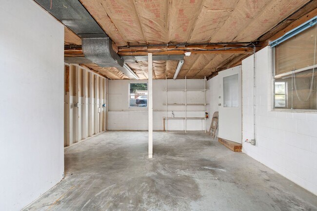 Building Photo - 400 Casad Ave