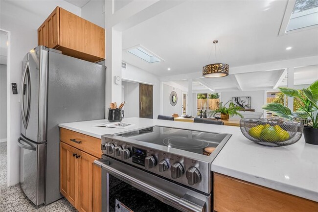 Building Photo - 4925 Camellia Way S