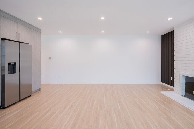 Interior Photo - 1346 N Stanley Ave