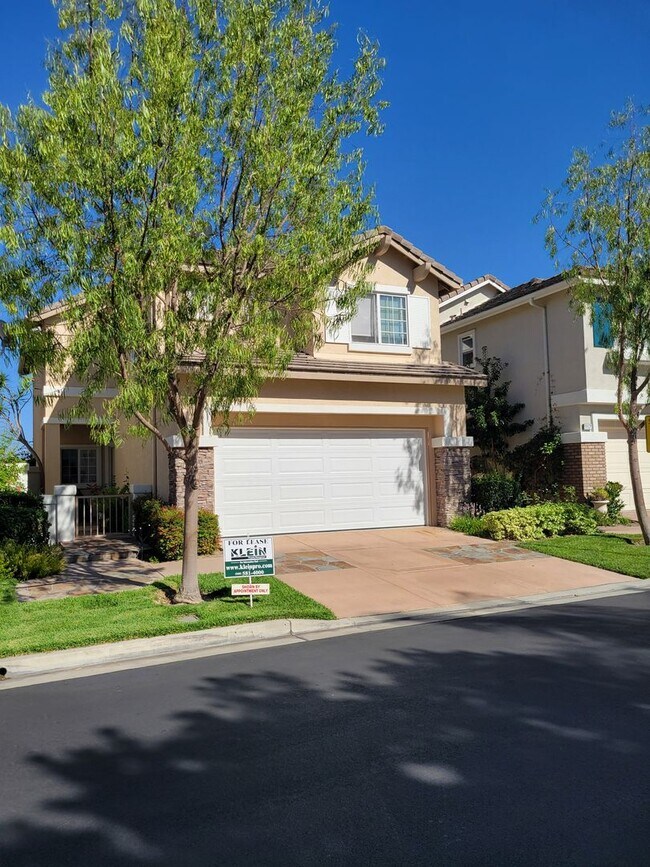 Building Photo - PICTURE PERFECT 2 BR/2 BATH PLUS LOFT  DETACHED HOME IN GATED COMMUNITY