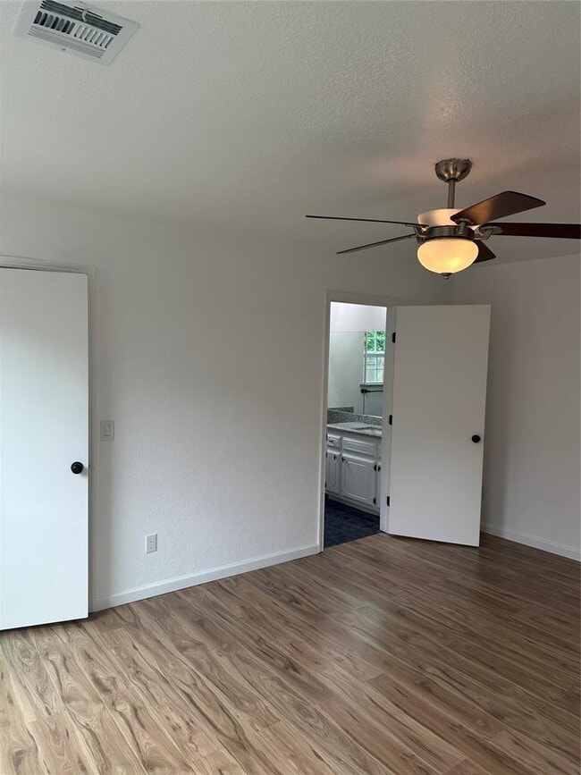 Building Photo - 1318 Alviola Ave