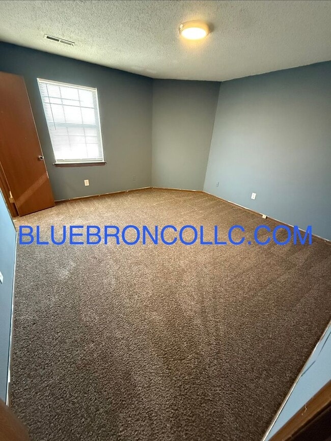 Building Photo - Spacious 3 bedroom with a great layout