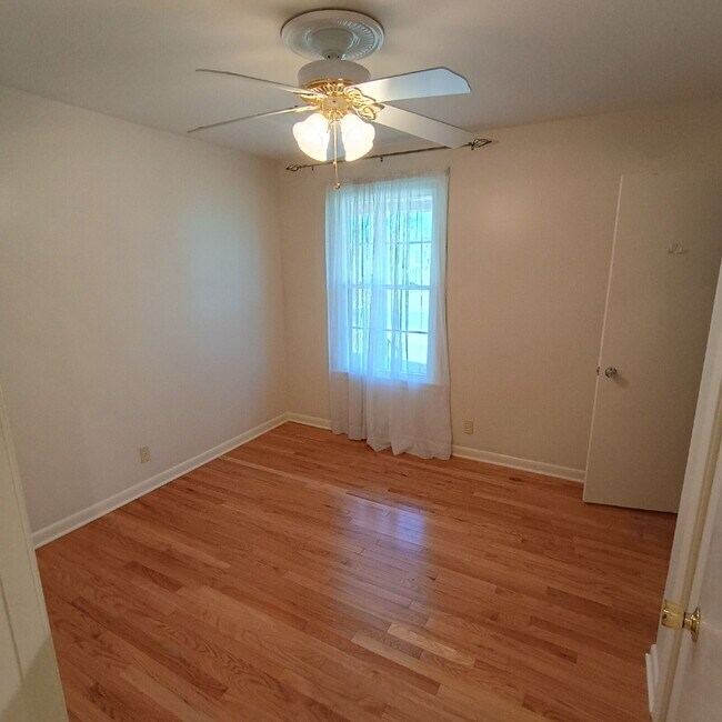 Building Photo - Modern Comforts with Granite & Hardwood Finishes!" 3 Bedroom 2 bath home.