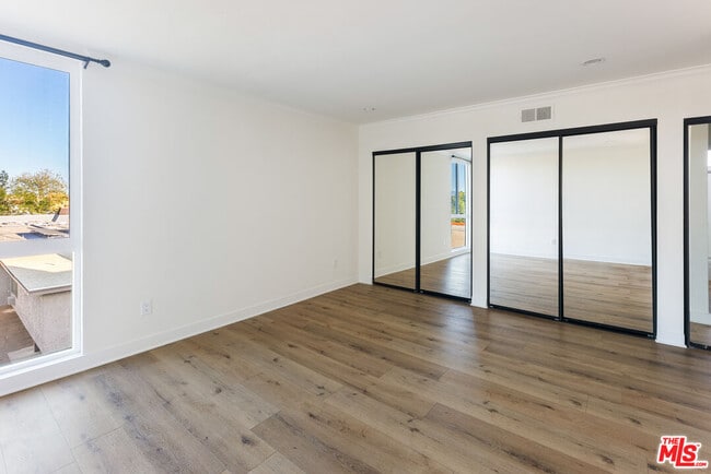 Building Photo - 5454 Zelzah Ave