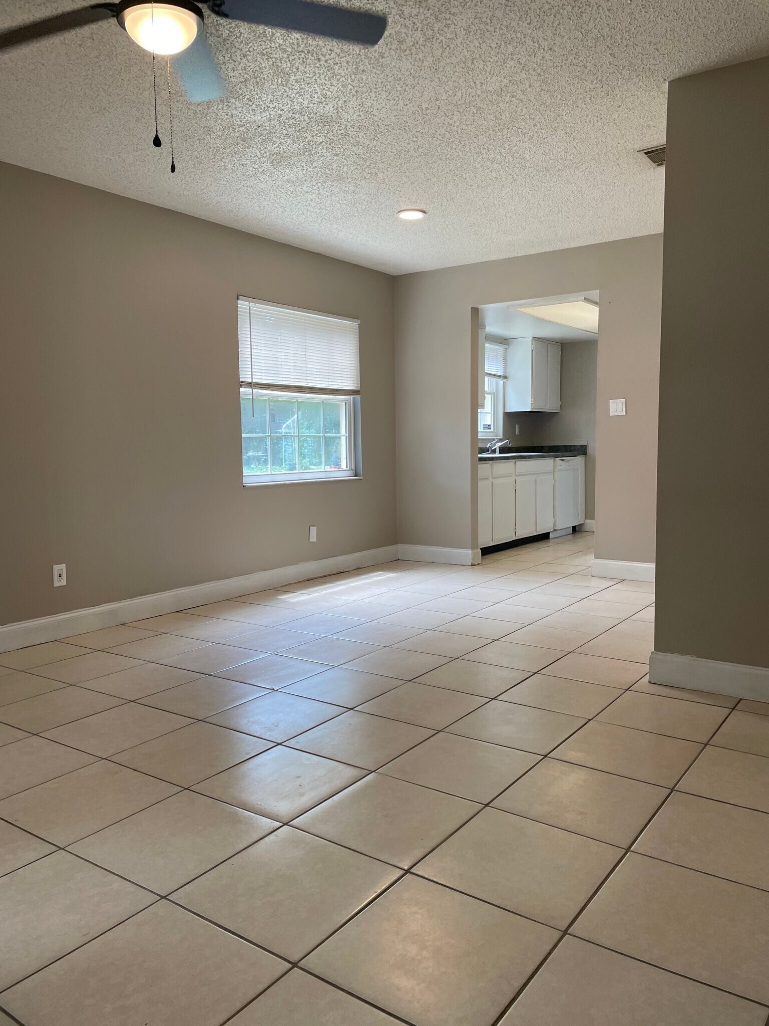 Building Photo - 11601 Valencia Dr