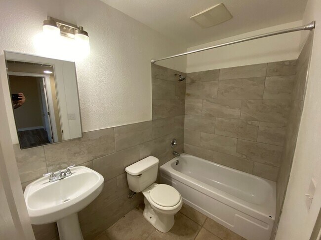 Building Photo - Cozy Update Duplex