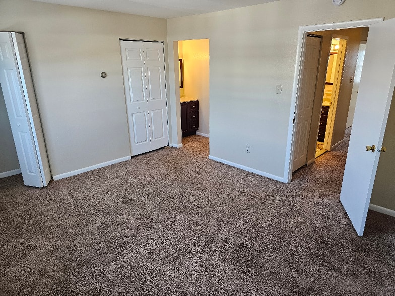 Building Photo - 2405 Walnut Ridge Dr