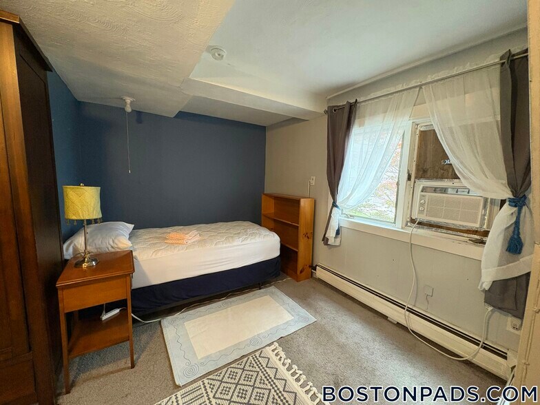 Building Photo - 370 Main St