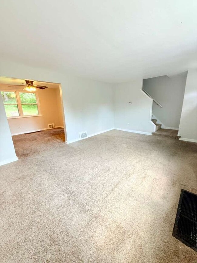 Building Photo - Spacious and beautifully updated 3-bedroom, 2-bath