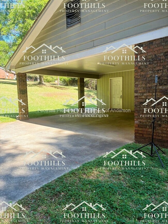 Building Photo - 303 Green Forest Dr