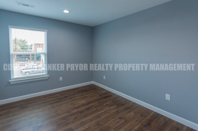 Building Photo - 360 Main St