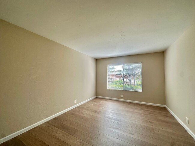Building Photo - Newly Remodeled 2 Bedroom 2 Bath Near UTC ...