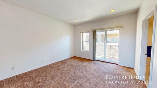 Building Photo - 11622 Oxnard St