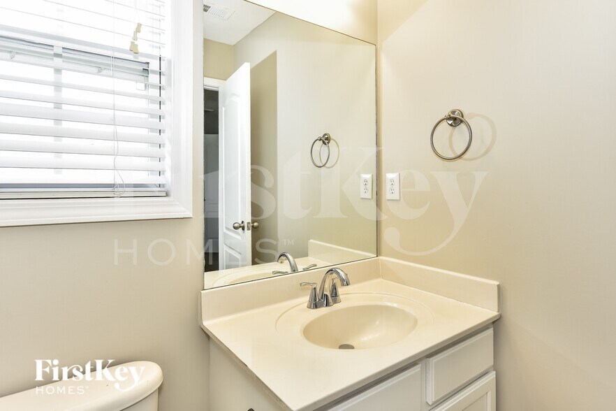 Building Photo - 1161 Castlewood Dr