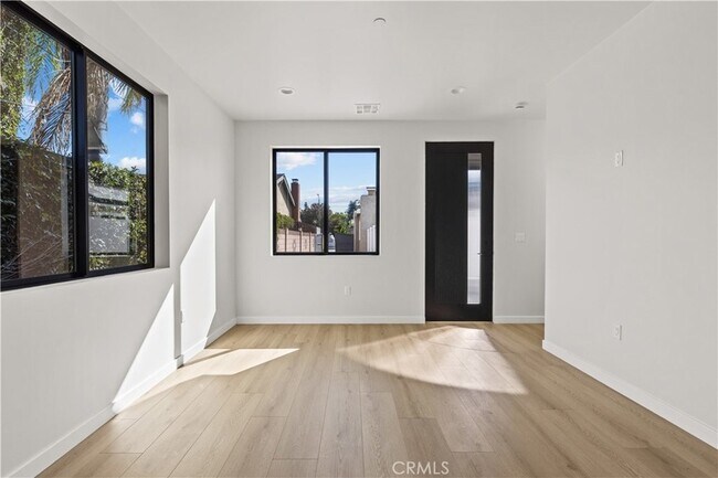 Building Photo - 11145 Hortense St