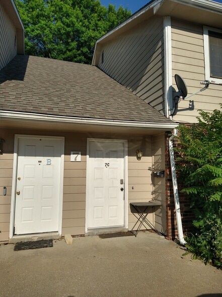 Front door with coded lock - 7C - 2406 Alabama St