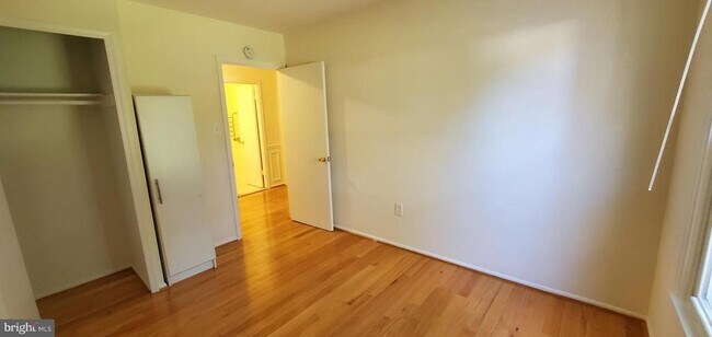 Building Photo - 972 Paulsboro Dr