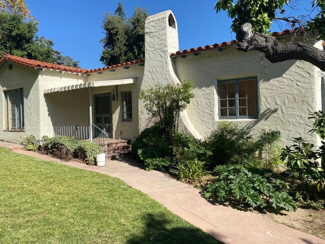 COMING SOON! Beautiful 3 bedroom 2 bathro... - COMING SOON!  Beautiful 3 bedroom 2 bathro...