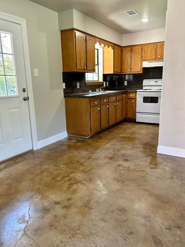 Building Photo - Single Family Home.  Available Now!