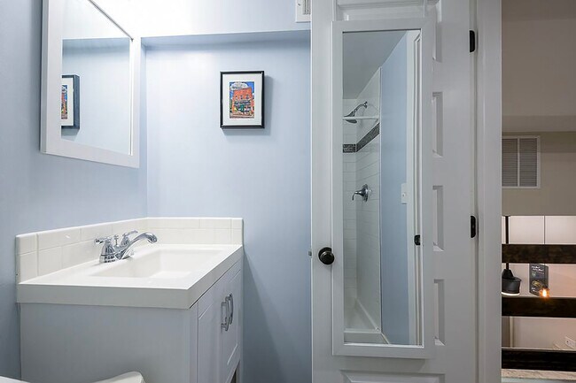 Building Photo - 717 F St NE